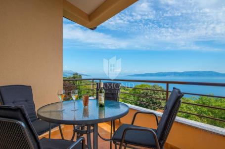 Rabac, okolica, apartmanska kuća s prekrasnim pogledom na more
