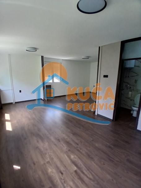 Izdaje se poslovni prostor u blizini Delta planeta, 72m2
