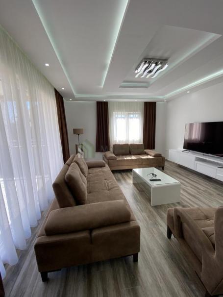 Izdaje se luksuzan stan od 115 m² u Tivtu, IS003TV