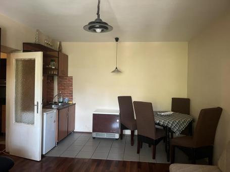 Namešten dvosoban stan, 50 m2, u blizini Medicinskog Fakulteta