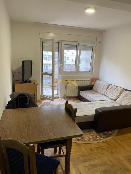 Dvorišna tišina, gradski život – idealan stan za dvoje (i ljubimca)!