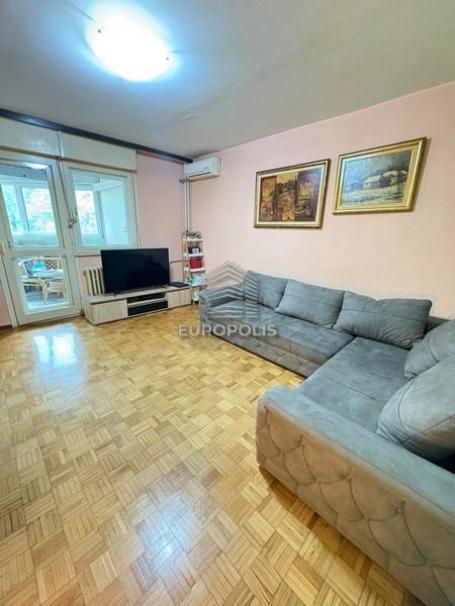 Prodaja trosobnog stana na početku Prvomajske ID#7682