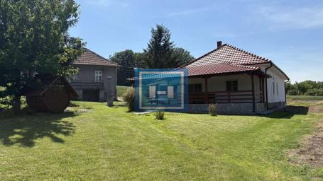 Na prodaju seosko domaćinstvo – dve renovirane kuće na placu od 169. 83 ari