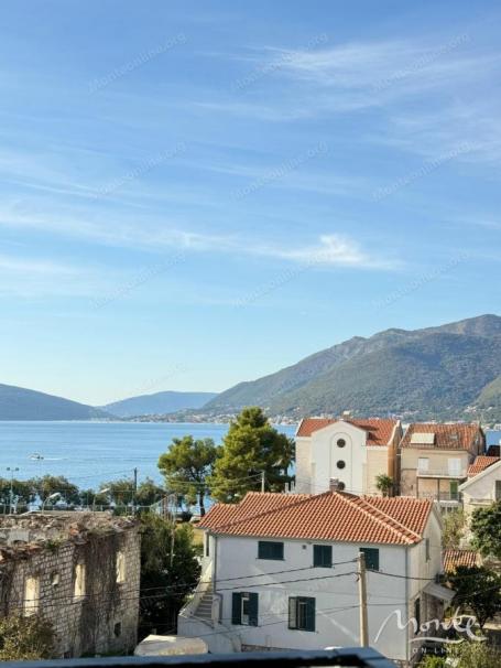 Svijetao dvosoban stan s pogledom na Bokokotorski zaljev u Tivtu, Donja Lastva