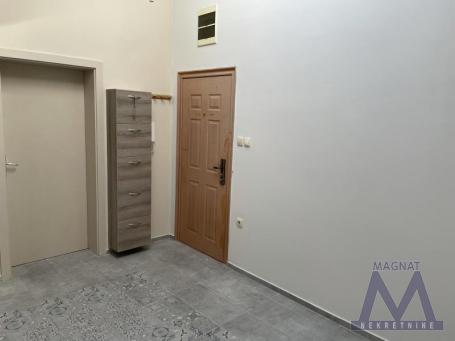 Petrovardin, Blok 8. Stan u osnovi dvoiposoban, podne površine 62m2, redukovane i uknjižene 44m2. Sv