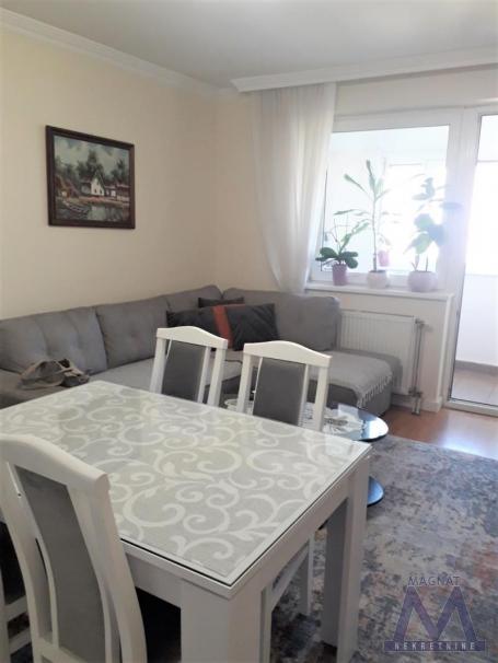 Novi Sad, nedaleko od socijalnog, u blizini Zmaj Ognjena Vuka u novijoj zgradi prodaje se uknjižen d