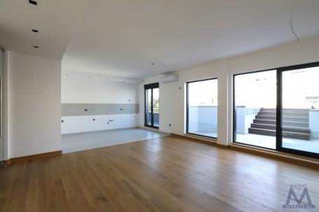 Novi Sad - Cara Dušana, na prodaju nov odmah useljiv četvorosoban stan od 240m2 sa privatnim bazenom