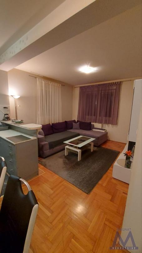 Novi Sad, Grbavica: Prodajem stan u ulici Lasla Gala, na Grbavici, povrsine 50m2. Uknjizen 1/1. Stan
