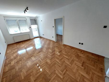 Novi Sad - Bulevar Cara Lazara, prodaje se kompletno renoviran dvosoban stan od 51m2, lift, terasa,