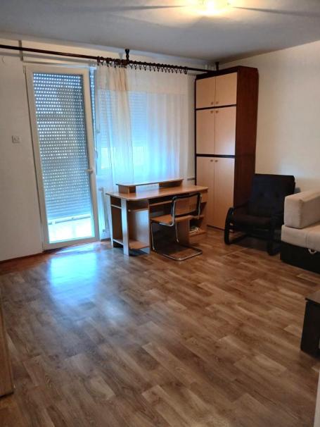 Novi Sad, na odličnoj lokaciji uz sam Bulevar oslobođenja u blizini Futoške pijace izdaje se namešte