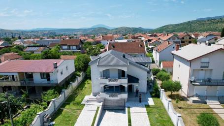 Ekskluzivna kuća 320 m² sa garažom i dvorištem 750 m², Zlatica – Podgorica (IZDAVANJE NA DUZI PERIOD