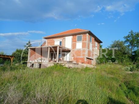 Odlična porodična kuća u izgradnji, 230m2, Po+vp+1, plac 832m2, na putu za Donje Vlase