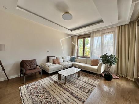 Jedinstven 4. 0 stan sa dvorištem 180 m2, pored Dunava ID#11163