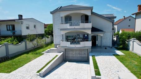 Ekskluzivna kuća 320 m² sa garažom i dvorištem 750 m², Zlatica – Podgorica