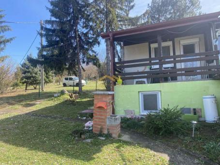 Kupi bez provizije - Šarmantna kuća sa dvorištem i privatnošću – savršen dom za miran život!