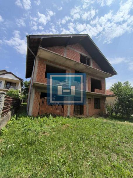 INVESTICIONA PRILIKA – KUĆA U IZGRADNJI SA ULAZOM SA OBE STRANE ULICE!