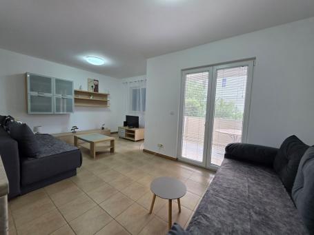 Dvosoban namesten stan 64m² na atraktivnoj lokaciji u Bečićima