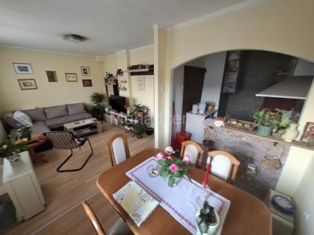 Stari Cerak 55m2, 2, 5sob 1/2, ta, klima, sređen, dvoriste, šupa