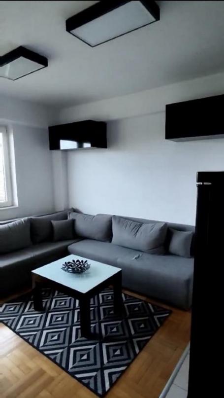Kompletno namešten stan – idealna lokacija, funkcionalan raspored -36 m2, Čair