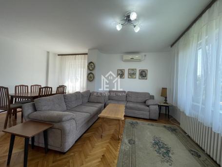 Četvorosoban stan na visokom prizemlju, 86m² sa parkingom i velikom terasom – Sremska Kamenica, mirn