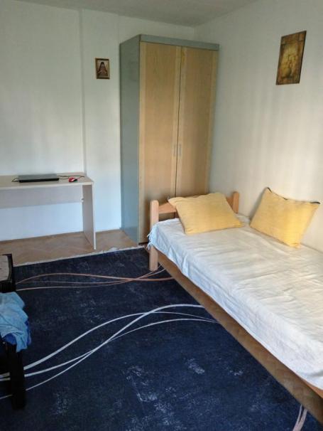 Dve sobe u trosobnom stanu - Bulevar Nemanjića, Zona II