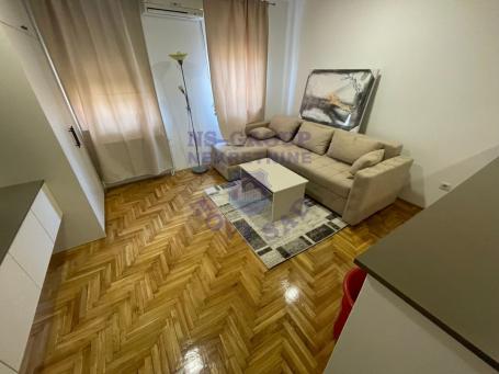 Kompletno nameštena garsonjera kod detelinarske pijace-odličan stan-EXTRA-