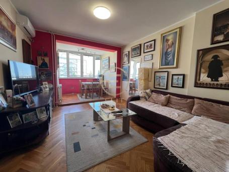 Prostran trosoban stan sa velikom terasom, 70m2, Socijalno