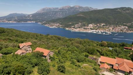 Zemljište sa kamenim ruševinama sa pogledom na more