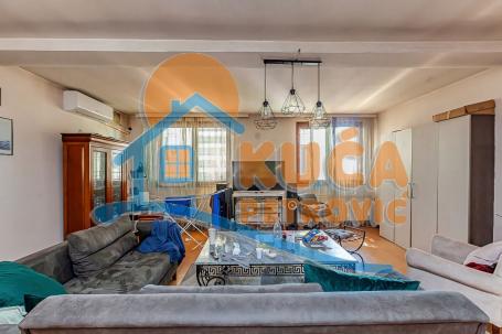 Izdaje se namešten dvoiposoban stan u kući preko puta Grčke ambasade, 120m2