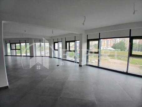 Izdaje se poslovni prostor na tri nivoa, prizemlje, podrum i prvi sprat, sa pogledom na reku, 400m2