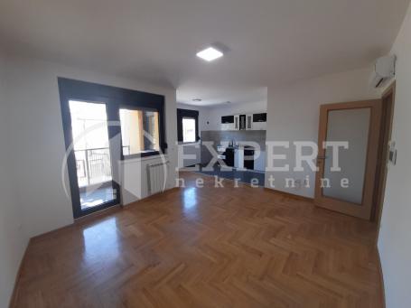 Izdaje se stan kao poslovni prostor, centar, 76m2, 550e
