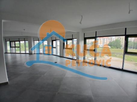 Izdaje se poslovni prostor na tri nivoa, prizemlje, podrum i prvi sprat, sa pogledom na reku, 400m2