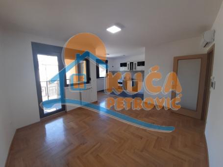 Izdaje se stan kao poslovni prostor, centar, 76m2, 550e