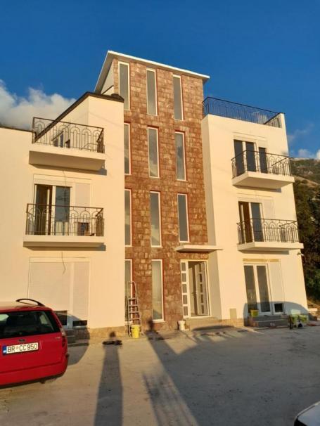 Spacious House with Pool and Large Plot for Sale – Sutomore, Bar