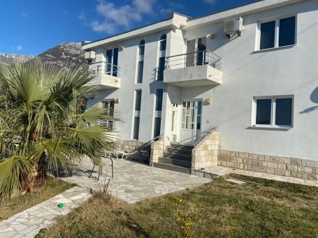 Velika porodična kuća 200 m² sa pogledom na more i grad, plac 1. 000 m² – Sutomore
