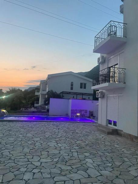 Moderna trospratna kuća 360 m² sa bazenom i panoramskim pogledom – Sutomore