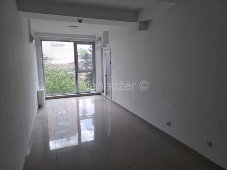 B. Brdo, Pozeska, lokal 23m2 1/5, wc, izlog prazan, tržni centar, cg