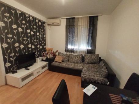 Izdajese jedoiposoban namešten stan na grbabici