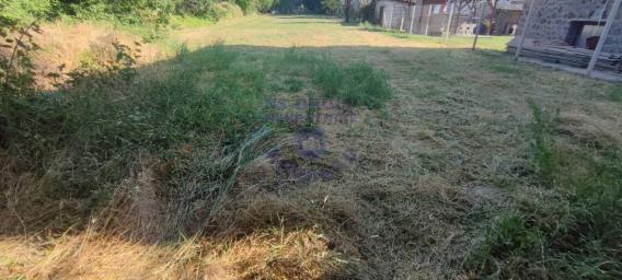 Odličan plac sa širinom fronta 16 metara.