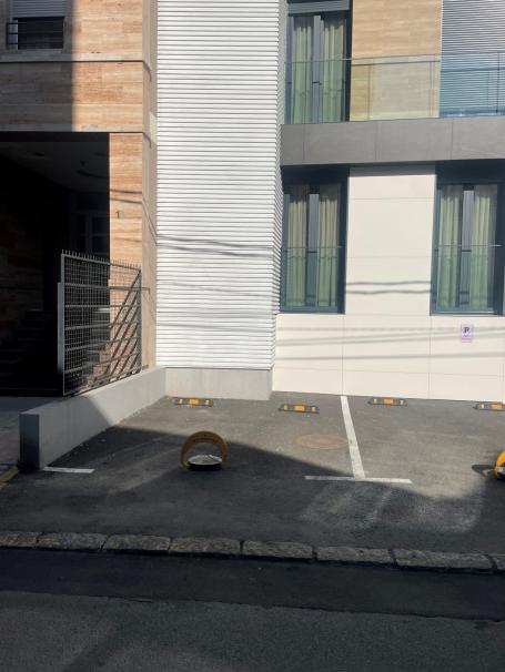 Izdaje se parking mesto ispred zgrade