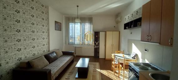 Odlična garsonjera 27m² na Bulevaru Evrope – odmah useljiva