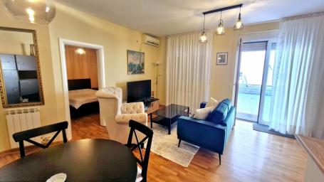 Izdavanje-Dvosoban stan od 50m2+30m2 terasa, garaza, novogradnja