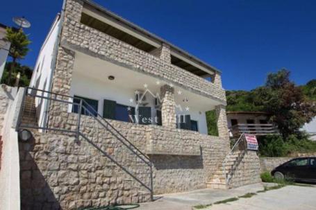Kuća sa 4 apartmana blizu mora