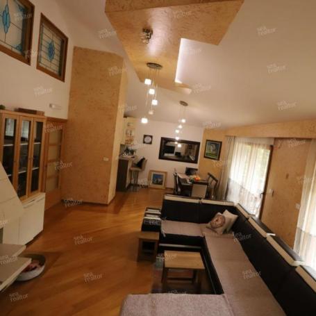 For Sale: Spacious 136 m² Apartment with Additional 60 m² Attic – Unique Property in a Prime Locatio