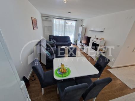 Prelep trosoban stan u kompleksu Delta Residence, 81m2 , 5. sprat
