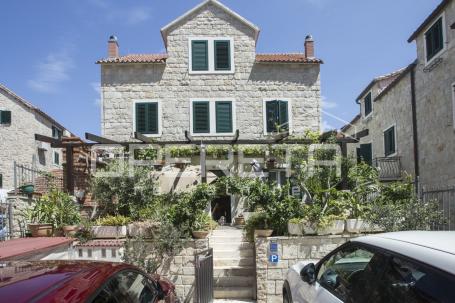 Kamena kuća u centru s dvorištem, parkingom i 5 apartmana