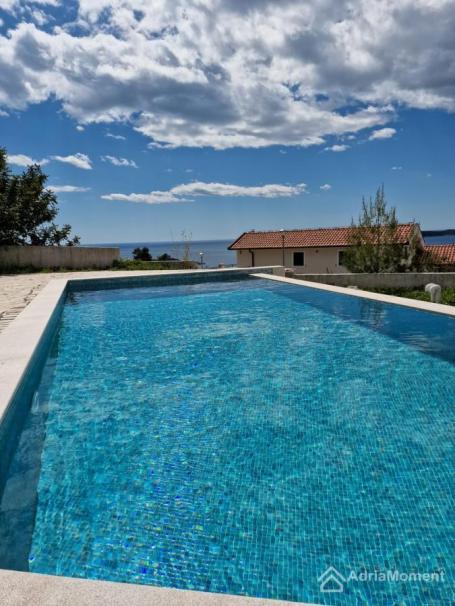 Vila sa velikom placom na Luštici - 650. 000 eura. Hitno