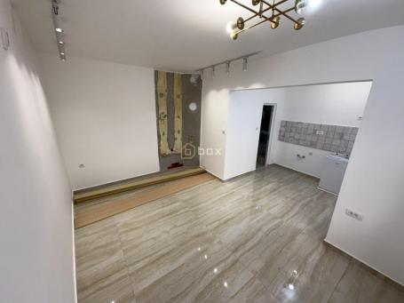 Poslovni prostor, 72m2 sa dvorištem, Centar