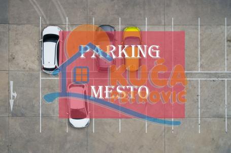 Izdaje se parking mesto u blizini Pravnog fakulteta, 11m2!