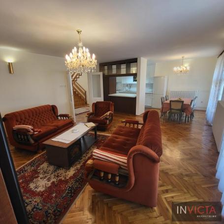 Trosoban salonski na keju